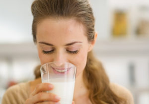 woman-drinking-milk